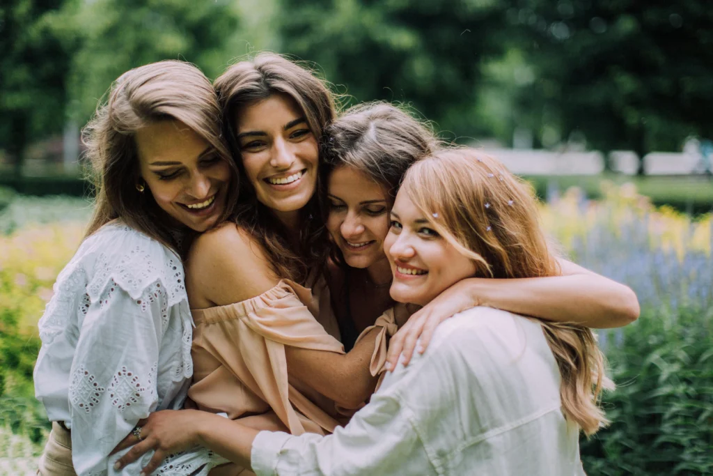 Las creadoras de OJARE abrazándose.